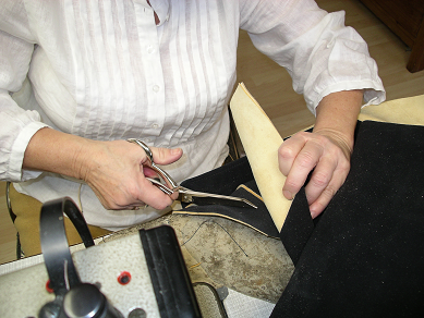 Reparatur einer Lederhose